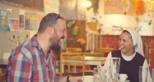 Beszélgetés papokkal egy sör mellett