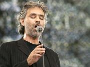 Andrea Bocelli énekel a családoknak